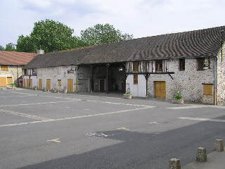 La cour de la ferme d'Ayau, à Roissy-en-Brie